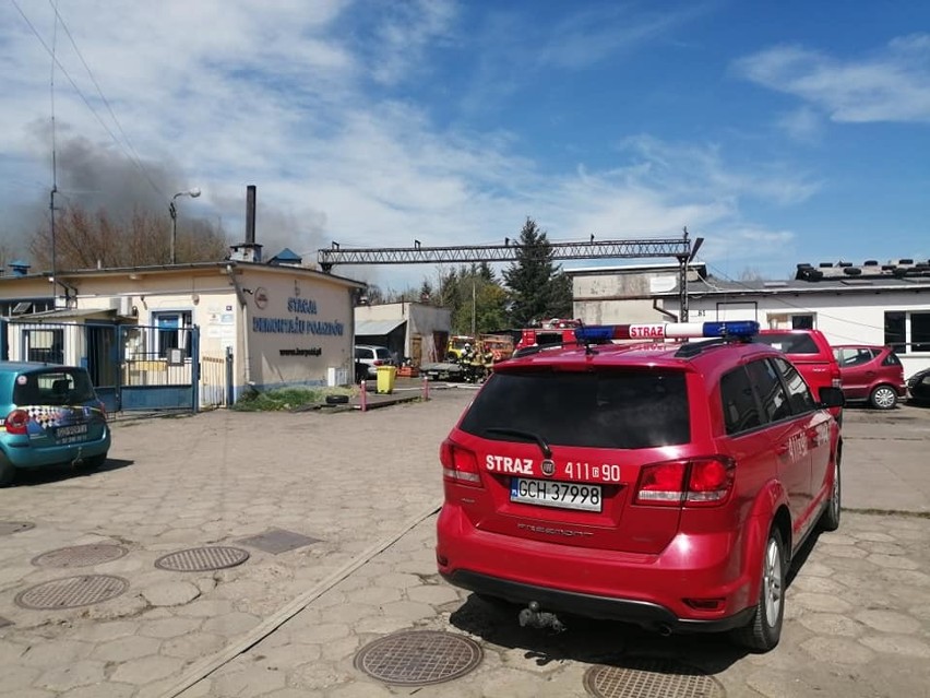 Duży pożar na złomowisku samochodów koło Chojnic