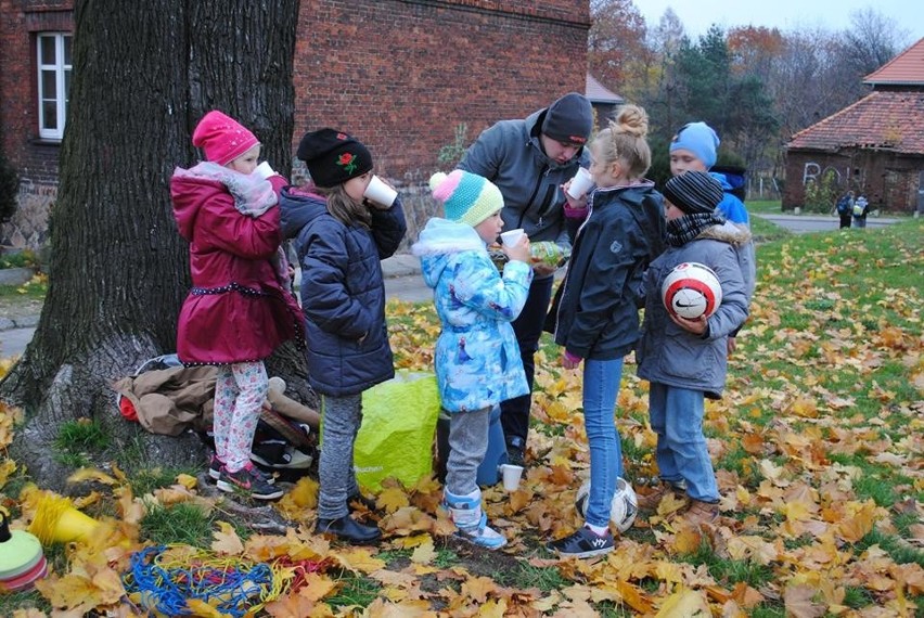 Rybnik: Piłkarze Rymera grają z dziećmi między familokami