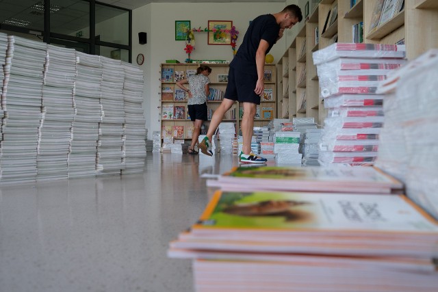 Pracownicy SP 18 w Rzeszowie odebrali nowe podręczniki. Do uczniów trafią w pierwszym tygodniu nowego roku szkolnego.