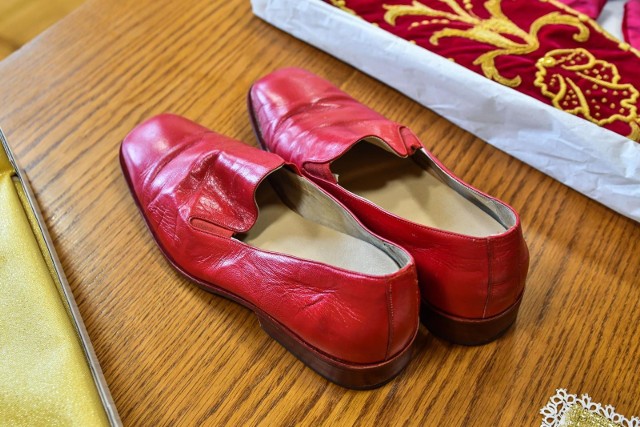 Charakterystyczne papieskie buty to jeden z eksponatów przekazanych Centrum Studiów Ratzingera, zgodnie z wolą papieża Benedykta XVI. Benedykt XVI zapisał w testamencie wolę przekazania niektórych przedmiotów na rzecz bydgoskiego Centrum Studiów Ratzingera.