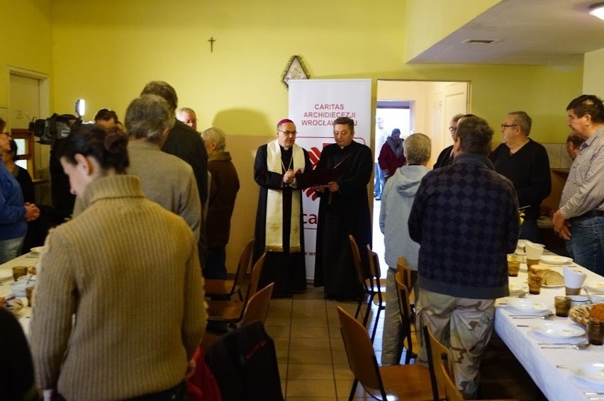 Wrocław: Nowy biskup zjadł śniadanie wielkanocne z najuboższymi