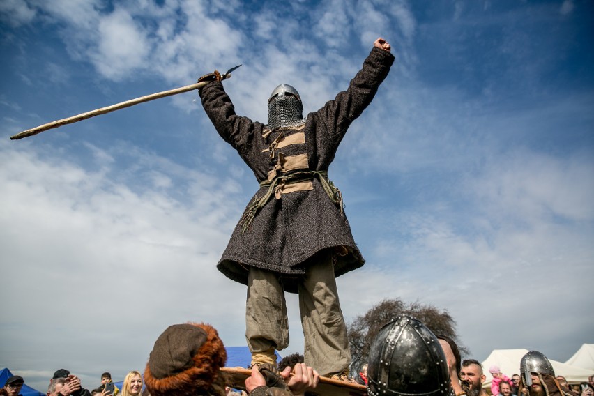 Na kopcu Krakusa trwa Tradycyjne Święto Rękawki. Podczas...