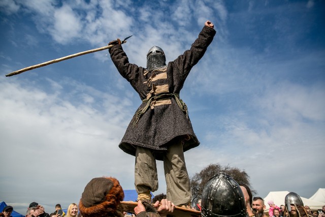 Na kopcu Krakusa trwa Tradycyjne Święto Rękawki. Podczas tegorocznych obchodów motywem przewodnim są „Słowiańskie zaświaty“.