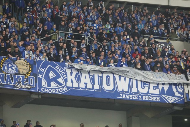 Kibice Niebieskich na Stadionie Śląskim nie ukrywali swoich politycznych sympatii