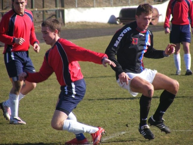 Sławomir Jedynak (z prawej) zdobył w ostatniej kolejce pierwszego gola w barwach Granatu Skarżysko.