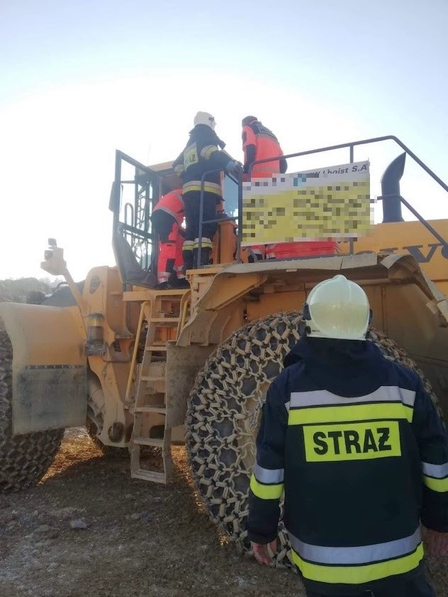 Tarnów Opolski: Strażacy na ratunek operatorowi koparki 