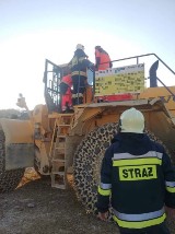 Tarnów Opolski: Strażacy na ratunek operatorowi koparki 