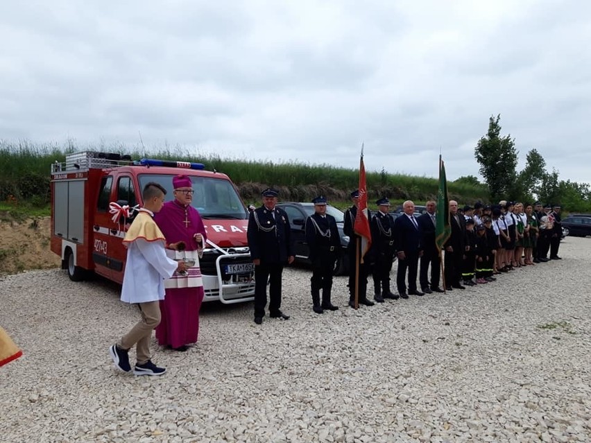 Biskup Andrzej Kaleta odwiedził Topolę w gminie Skalbmierz. Został dostojnie i godnie przyjęty przez parafian [ZDJĘCIA]