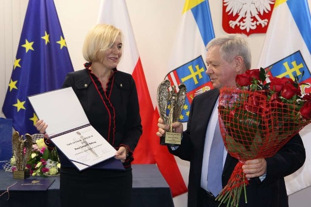 Longin Bokwa, prezes Kopalni  Dolomitu w Sandomierzu odbiera tytuł Świętokrzyskiego Anioła Dobroci 2020 z rąk wicemarszałek Renaty Janik.