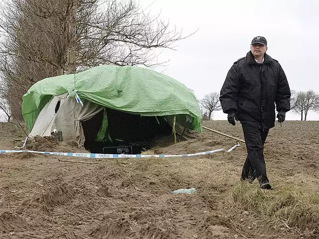 Pole, 200 metrów od gospodarstwa agroturystycznego w Chłopach, należącego do rodziny z Hamburga. To tutaj, tak blisko domu, po ośmiu miesiącach od morderstwa znaleziono ciała Beaty i jej dwóch córek. Dwóch morderców odsiaduje dożywocie. 