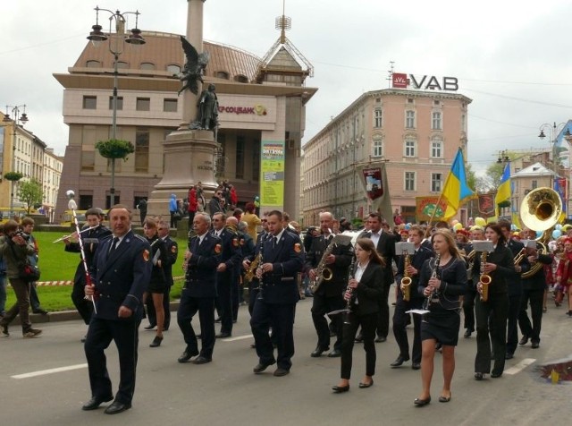 Orkiestra Dęta na paradzie przy pomniku Mickiewicza.