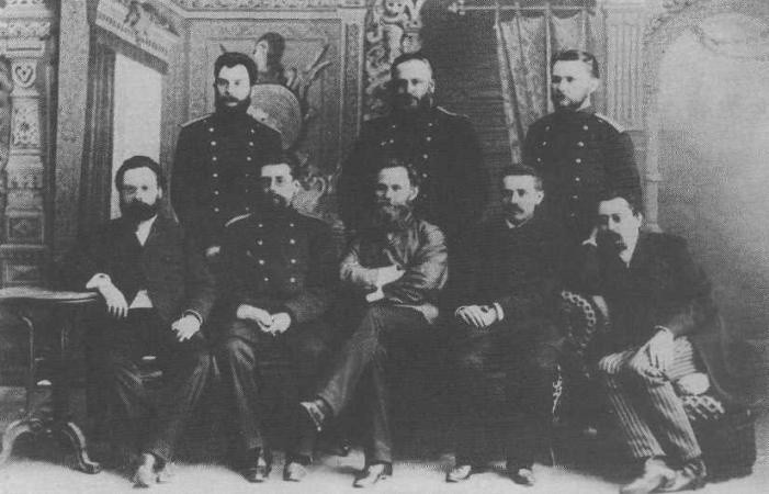 Iwan Sabasznikow (siedzi pierwszy z prawej). Sankt...