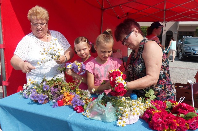 25 czerwca na placu Jana Pawła II zaplanowano jarmark ekologiczny, którego organizatorem jest Wąbrzeski Dom Kultury. Na scenie wystąpią artyści z Ukrainy.Obecnie do miejskiego domu kultury mogą zgłaszać się wystawcy,  którzy chcieliby zaprezentować swoje produkty podczas imprezy. - Czekamy na lokalnych wytwórców produkujących metodami ekologicznymi, artystów, rzemieślników oraz  przedstawicieli kół gospodyń wiejskich lub stowarzyszeń. Mile widziani są również ogrodnicy oraz rolnicy, którzy zaprezentują mieszkańcom Wąbrzeźna i przyjezdnym gościom swoje plony - informują pracownicy miejskiego domu kultury.  Bliższych informacji udziela Dorota Otremba  z WDK. Wystawcy mają czas na zgłoszenia do 19 czerwca. W programie imprezy zaplanowano także warsztaty wyplatania wianków oraz gry i  zabawy. Podczas imprezy rozstrzygnięty zostanie konkurs kulinarny na drożdżówkę ekologiczną. Zgłoszenia chętnych do udziału w nim WDK przyjmuje do 12 czerwca.