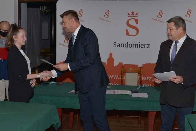 Młodym radnym dziękowali od lewej: Marcin Marzec burmistrz Sandomierza i Wojciech Czerwiec przewodniczący Rady Miasta Sandomierza