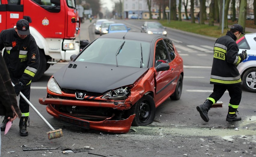 Na skrzyżowaniu zderzyły się peugeot i skoda