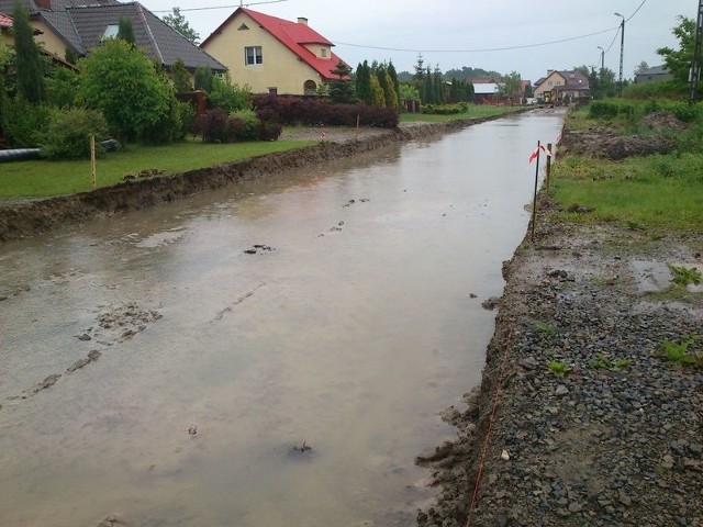 Po ostatnich opadach na ulicy Węgla w Tarnobrzegu budowa została zalana wodą. Kiedy opadnie? Nie wiadomo. Trzeba czekać