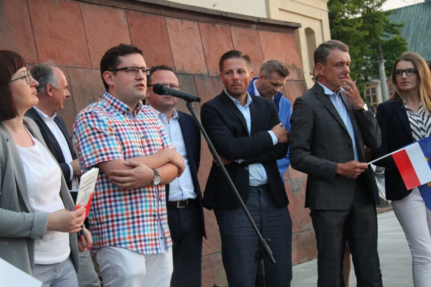 Wielka manifestacja w centrum Kielc „Wolne Sądy” z tysiącami uczestników  