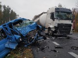 Tragiczny wypadek koło Sochaczewa: Bus zderzył się z ciężarówką. Są ofiary