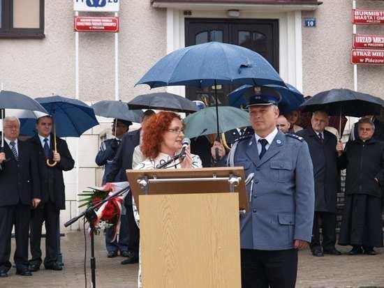 Na Placu Konstytucji 3 Maja przemawiała m.in Kurator Oświaty Małgorzata Muzoł.