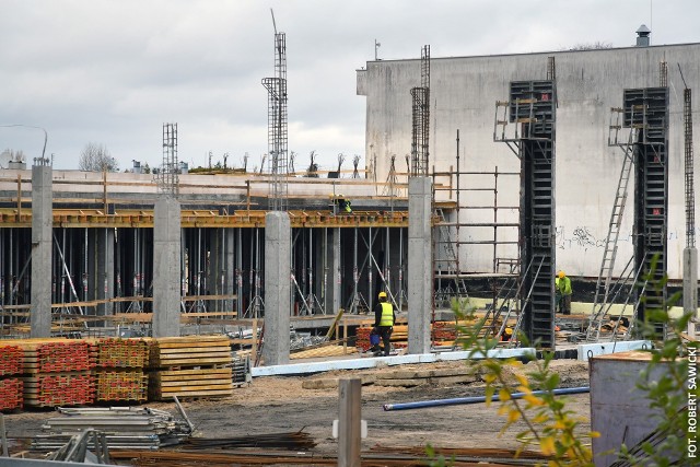 Trwa wznoszenie ścian hali basenu na bydgoskim Miedzyniu. Wykonawca, firma Alstal, jeszcze przed rozpoczęciem zimy planuje rozpocząć montaż dachu.