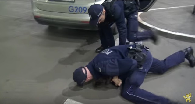 Znany youtuber i performer Sylwester Wardęga twierdzi, że policjant podczas jednej z interwencji dusił go, aż prawie stracił przytomność.