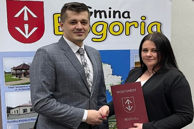 Anna Gawlik-Maj odebrała nominacje na stanowisko dyrektora Domu Pomocy Społecznej w Pęcławicach Górnych od wójta gminy Bogoria Marcina Adamczyka.