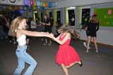 Taneczne pożegnanie ósmoklasistów z suchedniowskiej "trójki". Zobacz zdjęcia