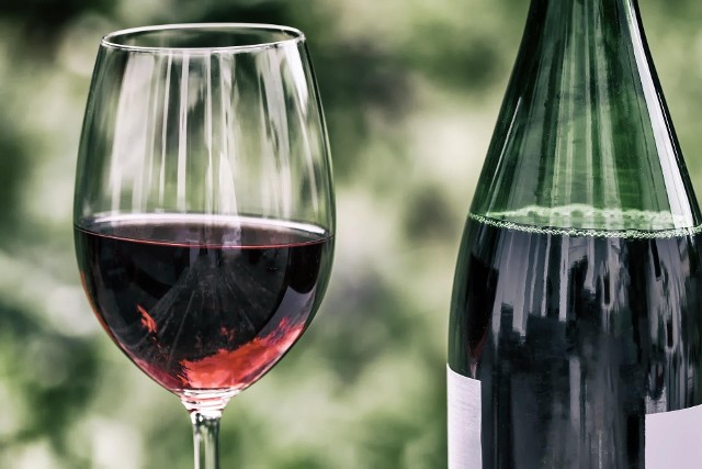 Czy warto pić wino? Co daje picie wina i jak działa na nasz organizm? Czy wino jest zdrowe, czy szkodliwe? Wielbiciele tego eleganckiego trunku, podawanego do obiadu czy kolacji, zapewne nieraz zadają sobie te pytania. Z jednej strony wszyscy wiemy o szkodliwym działaniu alkoholu etylowego. Z drugiej - wino zawiera wiele substancji, pozytywnie wpływających na nasze zdrowie. Czy w takim razie jest na te pytania jednoznaczna odpowiedź?Sprawdź, jak wino wpływa na nasz organizm --->