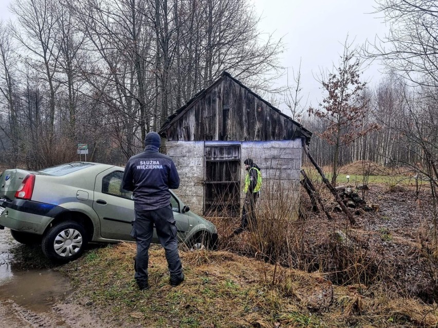 Funkcjonariusze Aresztu Śledczego zauważyli rozbite auto i pomogli pijanemu kierowcy