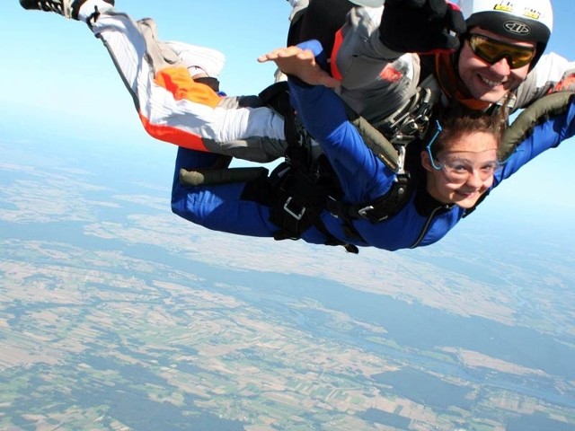 Skok na spadochronie, nawet w tandemie, to niezapomniane przeżycie.