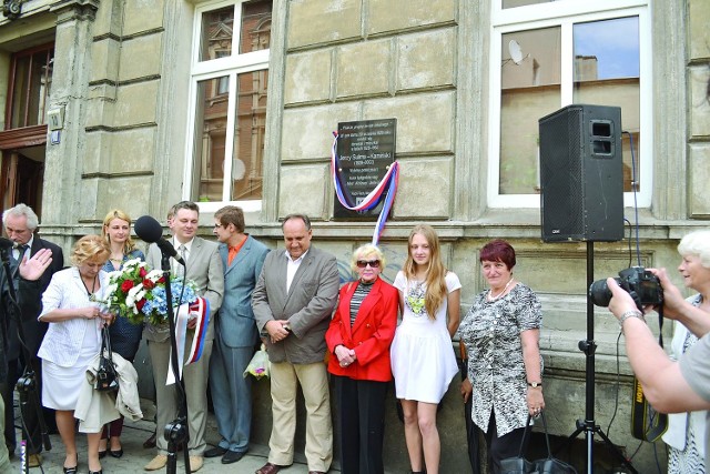 W czerwcu 2013 r. na ścianie kamienicy, w której &#8222;Kamyk&#8221; się urodził i mieszkał (ul. Królowej Jadwigi 10) odsłonięta została tablica pamiątkowa. W uroczystości wzięła udział m.in. Irena Kamińska, żona pisarza (trzecia z prawej) i wnuczka Kamila Zielińska (w białej sukience).