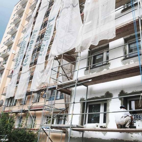 Spółdzielnia mieszkaniowa usunęła azbest na razie z kilku wieżowców w mieście.