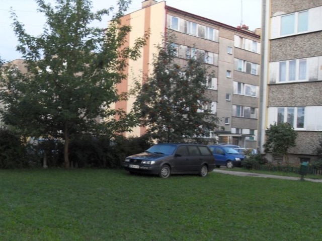 Parkowanie przed blokami w Łapach