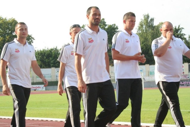 Trener Mariusz Pawlak i pozostali członkowie sztabu Chojniczanki.