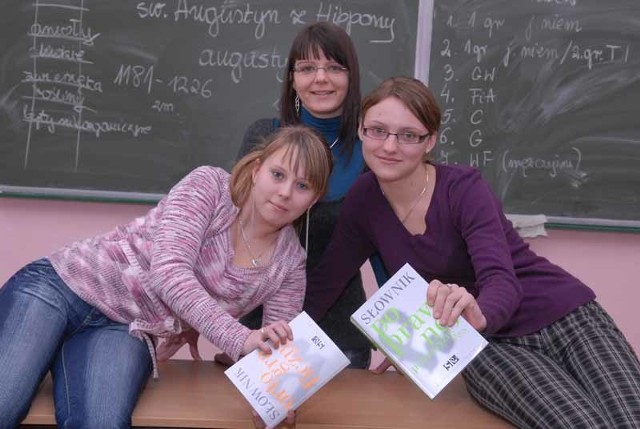 - Pomaganie innym sprawia naprawdę dużą satysfakcję - mówią Ewelina Serafin (pierwsza z lewej), nauczycielka Magdalena Zajkowska i Paulina Pac