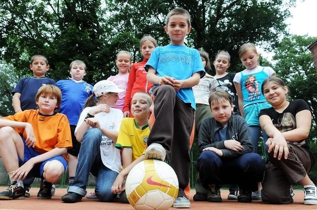 Dzieci z Szkoły Podstawowej nr 1 chętnie przychodzą na zajęcia sportowe organizowane na boisku. Na takie same imprezy zapraszają też inne placówki w Gorzowie.