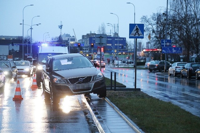 Potrącenie pieszego na przejściu dla pieszych przy ulicy Strzegomskiej