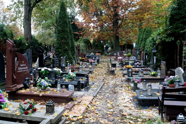 Już w tej chwili, na pięć dni przed świętem 1 listopada, na szczecińskich cmentarzach widać sporo osób, które przychodzą, aby posprzątać groby najbliższych