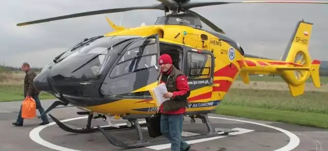 Marek Cuprian, ratownik medyczny z Lotniczego Pogotowia Medycznego w Masłowie, przed nowym helikopterem.