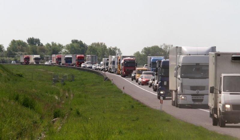 Wypadek na A4. Przewróciła się ciężarówka, 12.05.2015