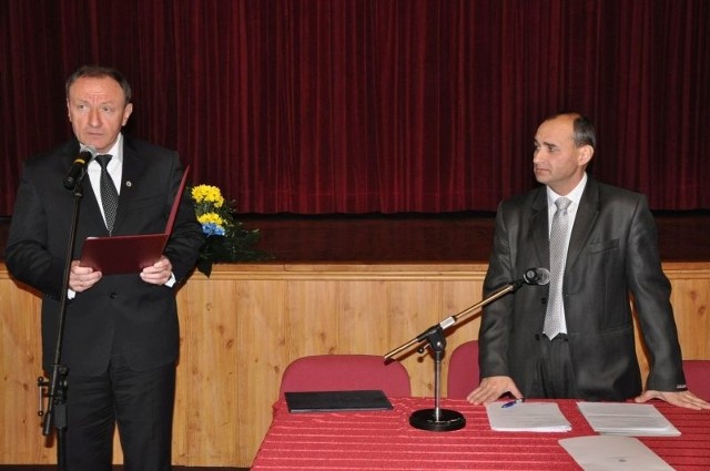 Z lewej burmistrz Sylwester Lewicki, z prawej przewodniczący rady miejskiej Henryk Kucharczyk.