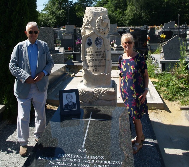 Mąż Krystyny Jamroz, Sergiusz Mikulicz i córka Krystyna Kuźniak odsłonili symboliczny grób pani Krystyny na buskim cmentarzu.