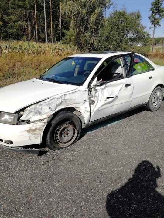 Wypadek śmiertelny na drodze wojewódzkiej 671 Knyszyn - Jasionówka. Bus zderzył się z osobówką. Nie żyje kierowca audi [ZDJĘCIA]