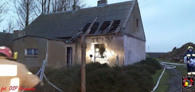 W piątkowe popołudnie (6 marca) w Żernikach (gmina Kruszwica) wybuchł pożar. Palił się opuszczony dom.