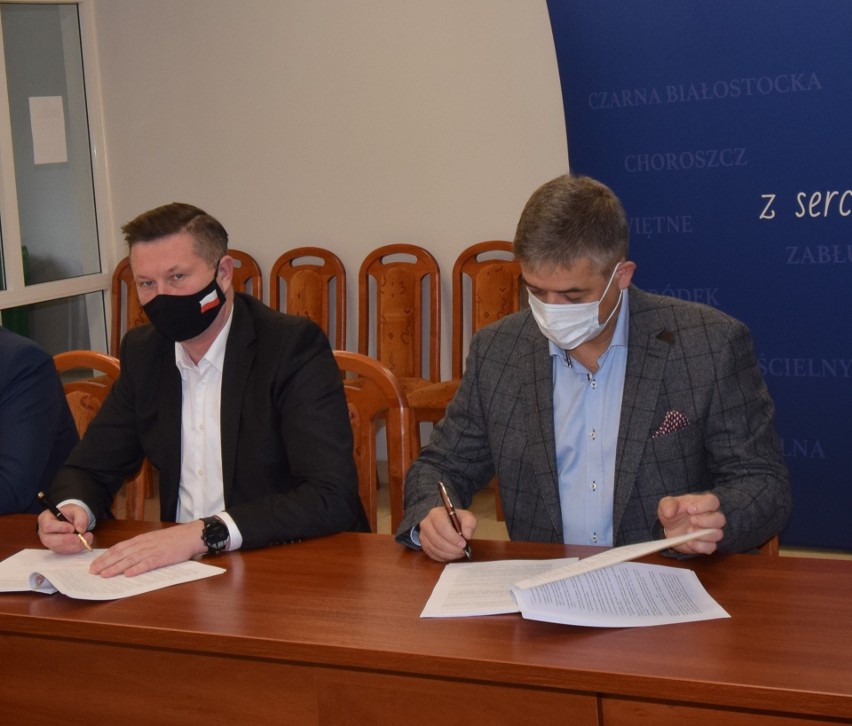 Jan Perkowski i Adam Poliński podpisują umowę w sprawie...
