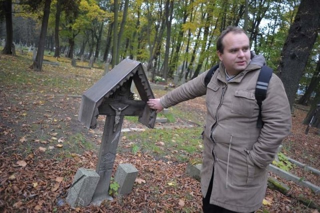 - Na cmentarzu zachowało się wciąż wiele cennych nagrobków, ale nie mniej może nadal tkwić pod ziemią i stertami starych liści - przekonuje Romuald Kulik.