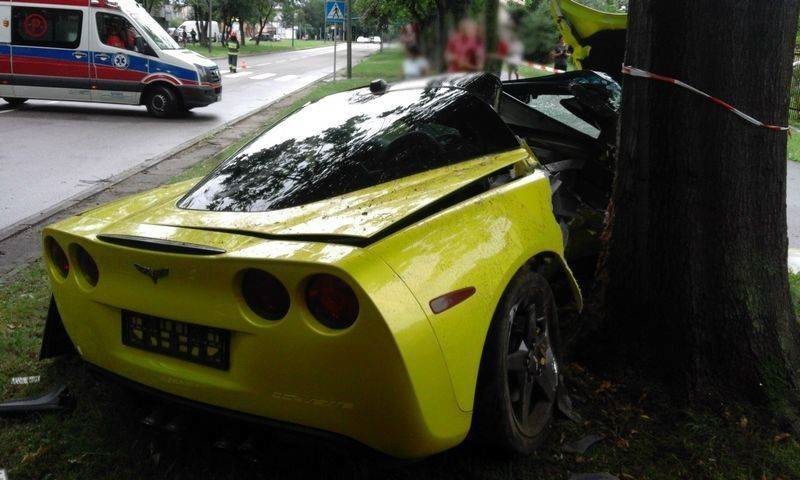 Chevrolet Corvette roztrzaskany o drzewo. Dwaj mężczyźni wycinani z wraku [ZDJĘCIA]