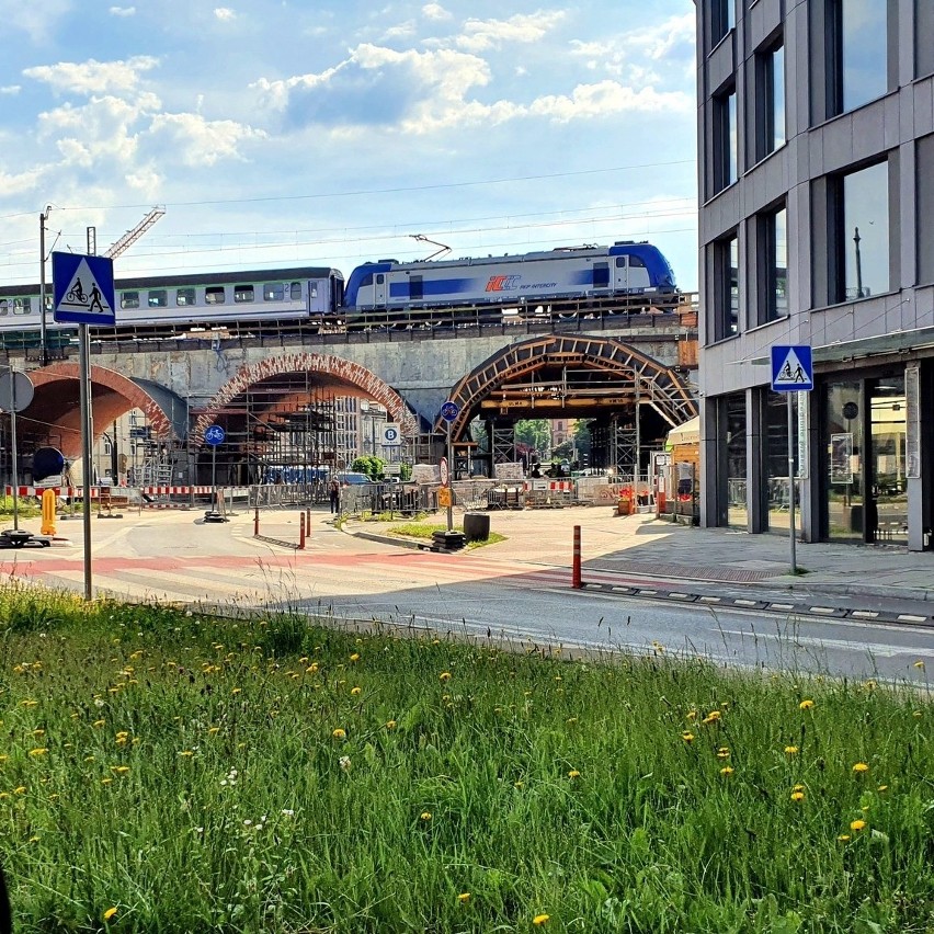 Kraków. Był słup... nie ma słupa. Trwa budowa mostów na Wiśle