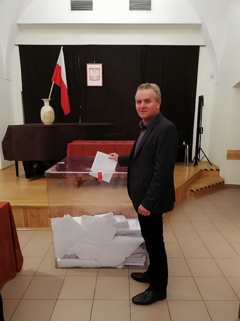 Głosuje Włodzimierz Badurak, burmistrz Pińczowa.