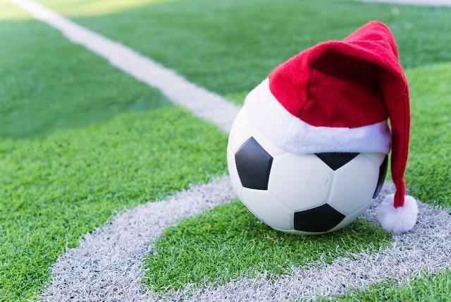 Gra w piłkę nożną 26 grudnia jest w Anglii starą tradycją. Zobacz kolejne zdjęcia. Przesuwaj zdjęcia w prawo - naciśnij strzałkę lub przycisk NASTĘPNE